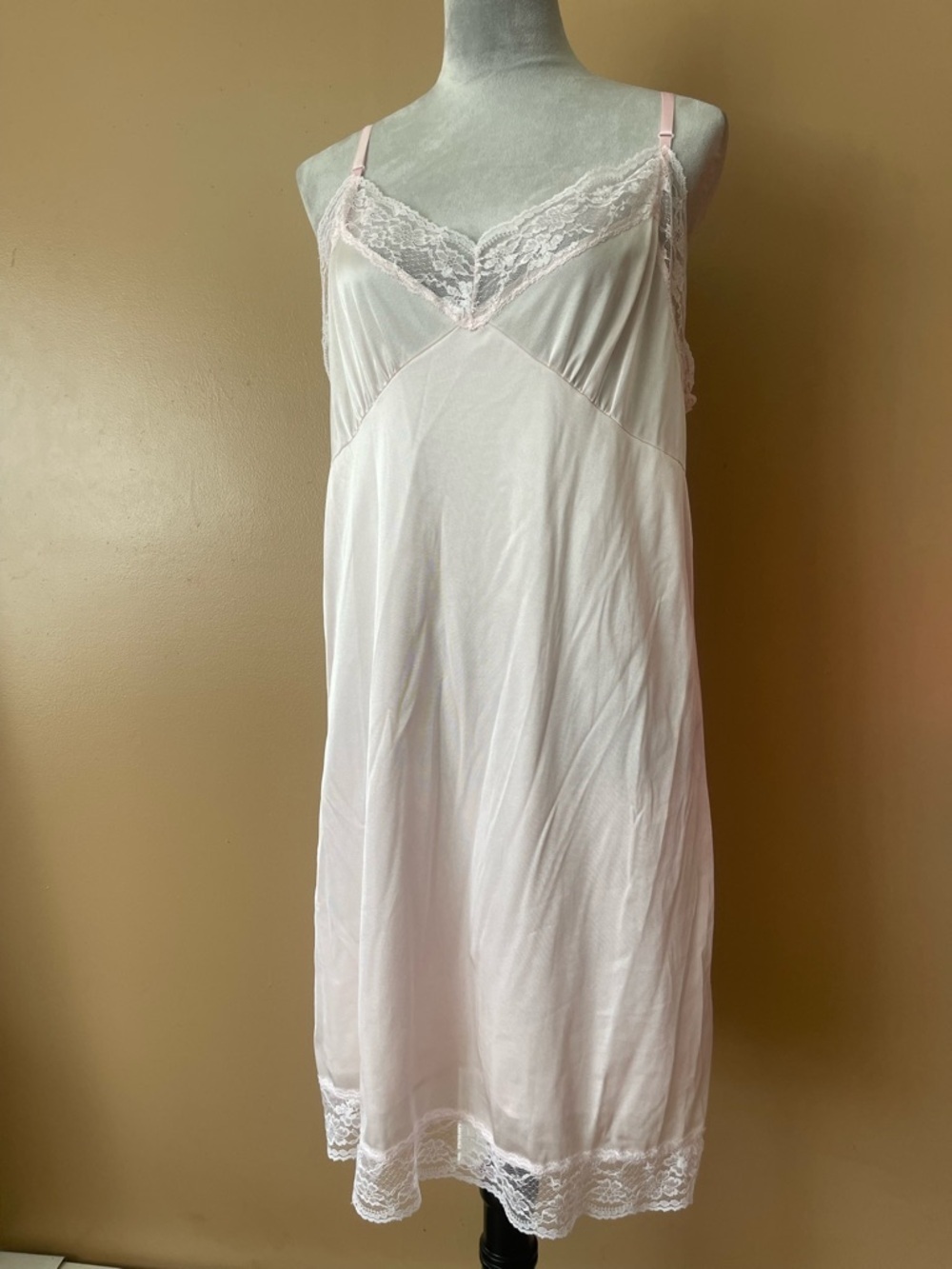 Vintage 1960-1970s Delicate Lace-Trim nightgown in Soft Pink size large (40)